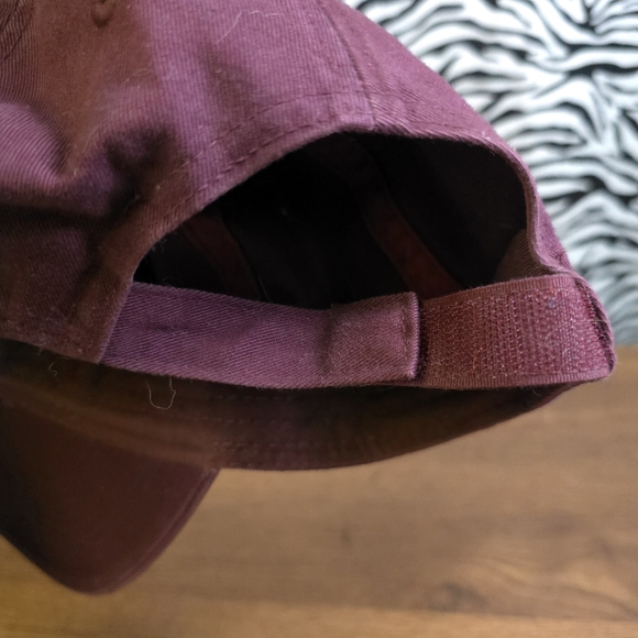 X AUC - 0122 - Thrifted Adjustable Burgundy Texas A&M Aggies Hat - GWOSLOO.22 - Picture 10 of 10